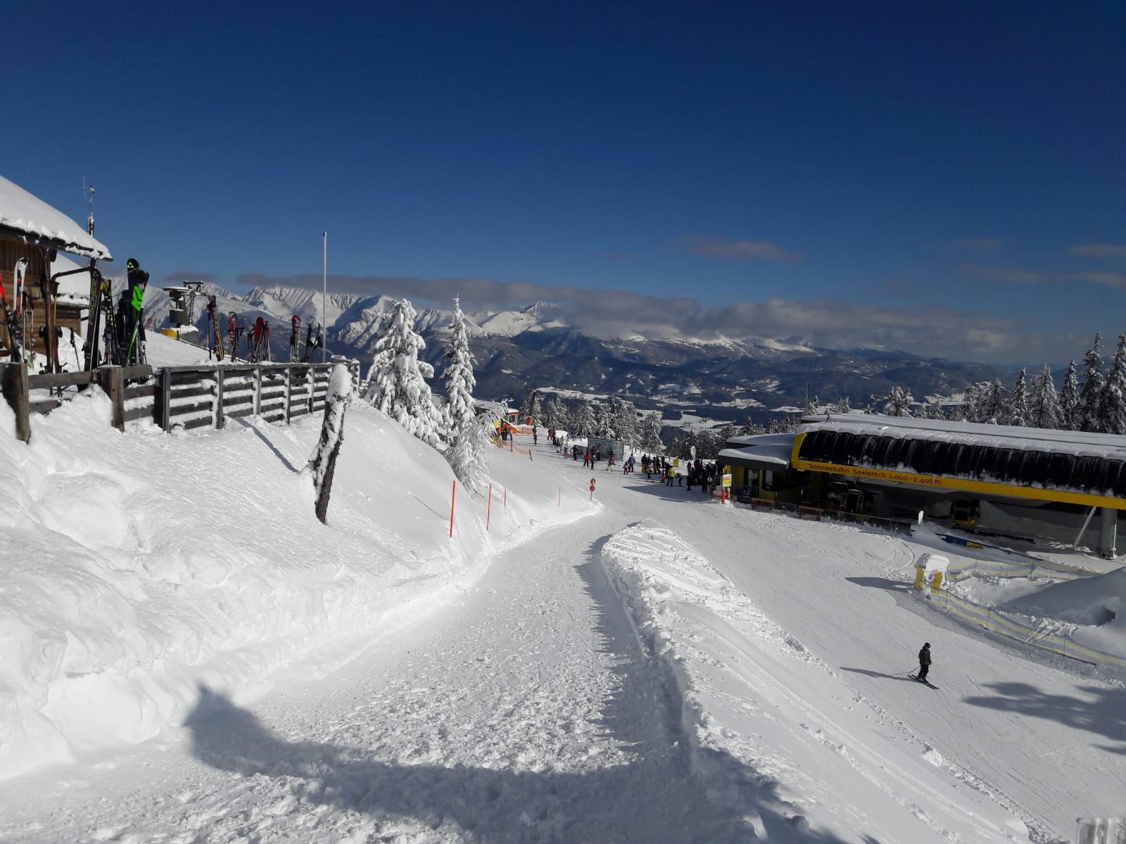 Blick von der Peterbaueralm zur Sonnenbahn, Bergstation
